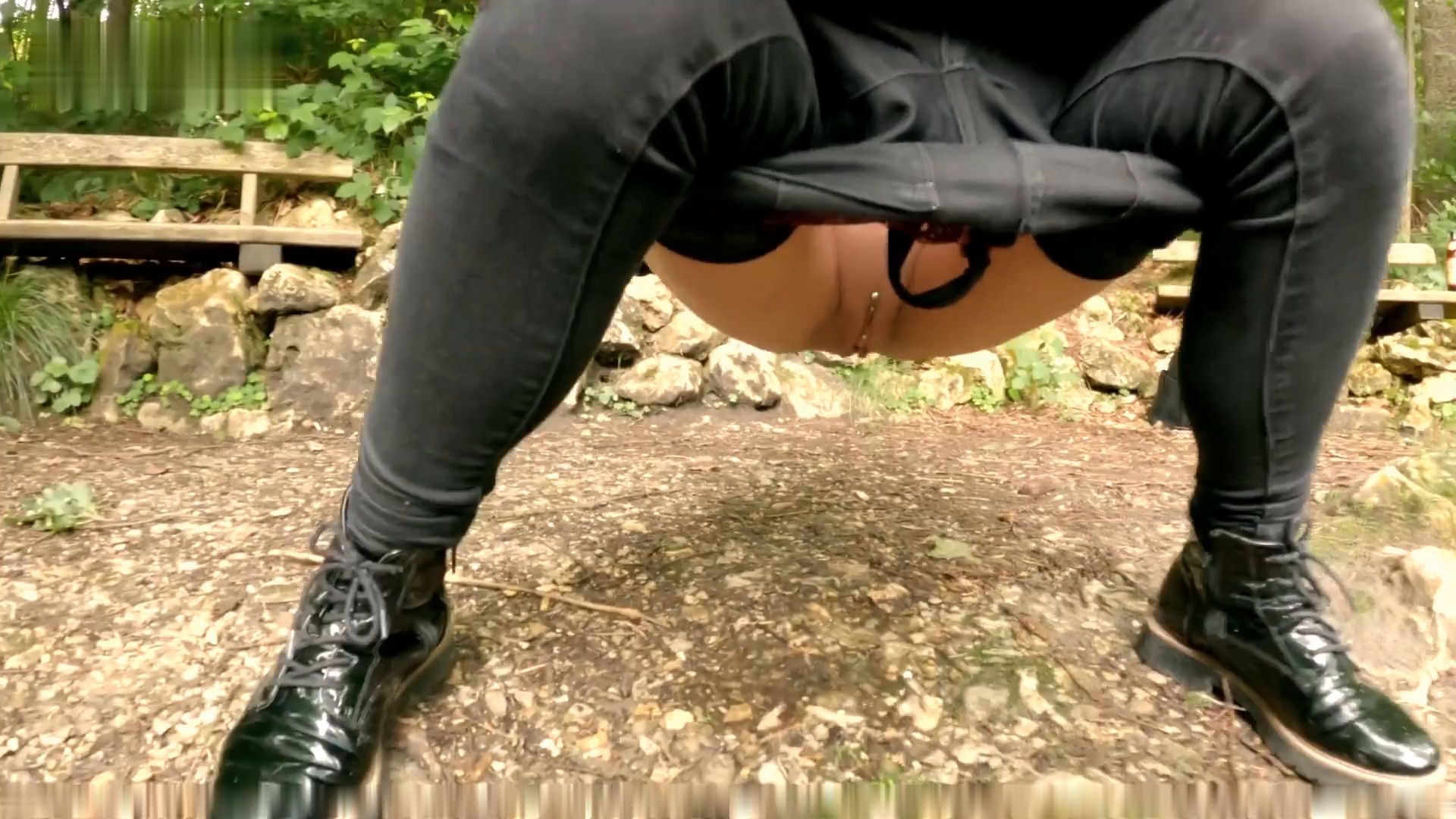 ChristinaGreen – Erstes mal Outdoor Pissen – Wenn man muss, dann muss man