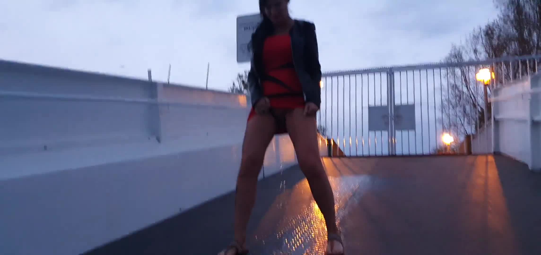 Lady Melina Jolie – Public auf Schiffs und Boots Anleger gepisst