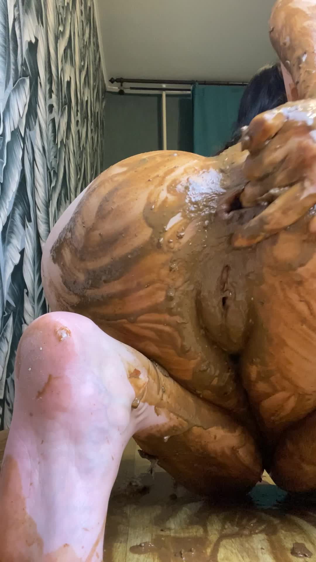 p00girl – Pour diarrhea from the bag onto the body and face