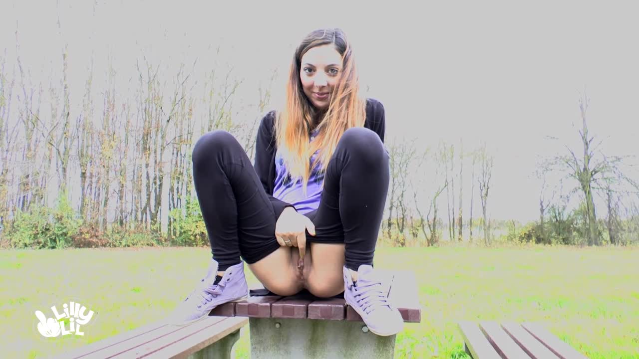 LillyLil – Public piss action hartes wetter